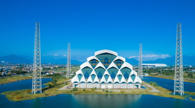 Tempat wisata dekat stasiun di Indonesia